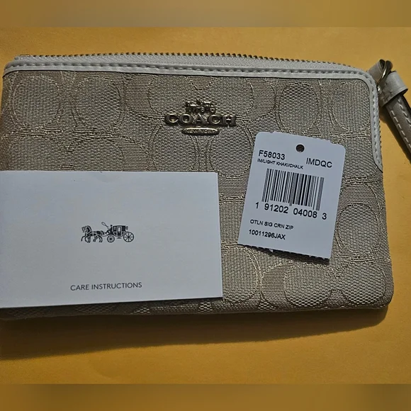 Coach - Brand New with tags wallet with strap - Picture 6 of 7